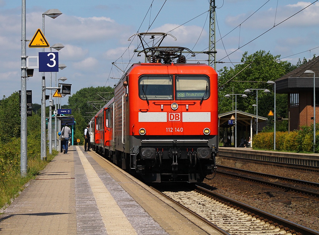 DB 112 140 mit frischer HU hält hier mit ihrer RB nach Neumünster im Schleswiger Bahnhof. 07.07.2013