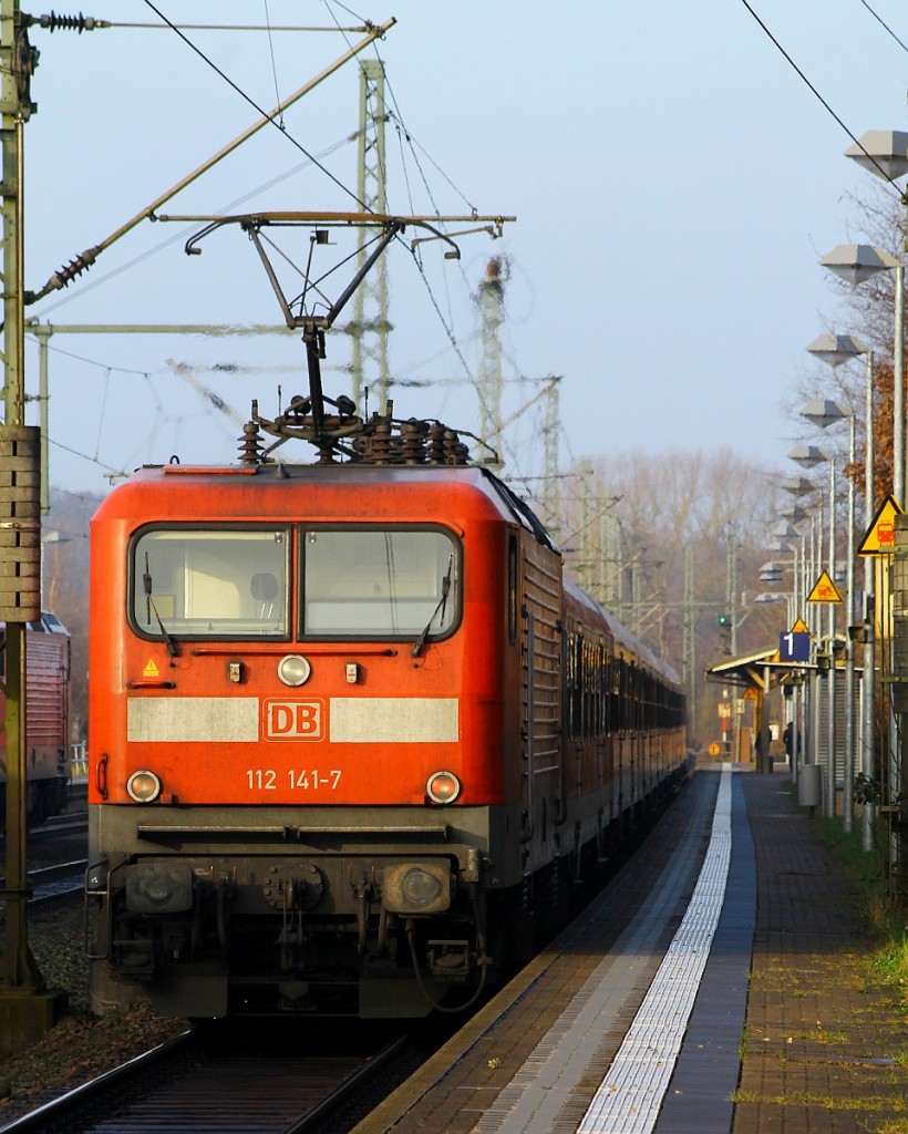 DB 112 141-7 als Schublok des SH-Express/RE7 nach Flensburg festgehalten in Schleswig 14.12.2014.