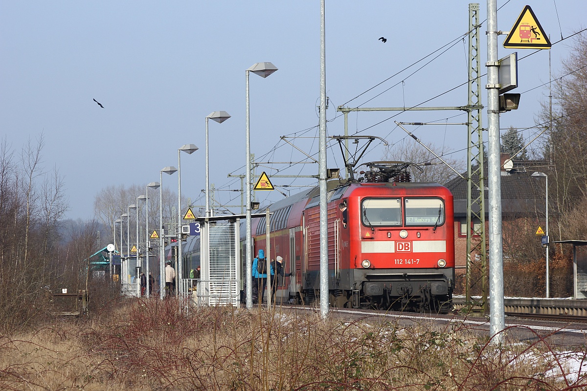 DB 112 141-7 mit RE nach Hamburg in Schleswig. 13.02.2017 I