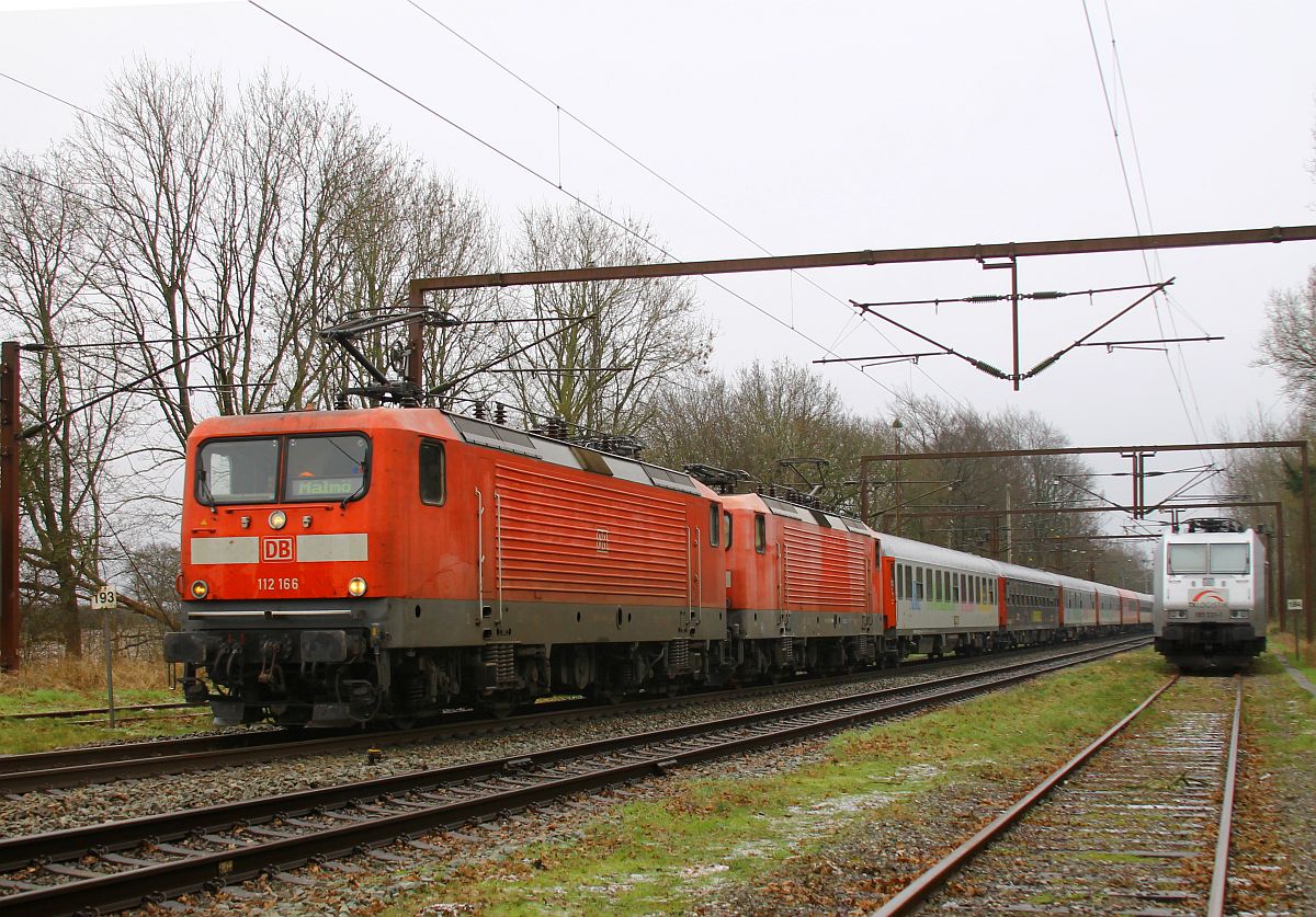 DB 112 166 + WFL 112 159 vor dem D 304 Innsbruck - Malm Central bei der Einfahrt in den Grenzbahnhof Pattburg/Padborg, rechts wartet die TXL 185 531 auf ihre Rckleistung, 05.02.2023