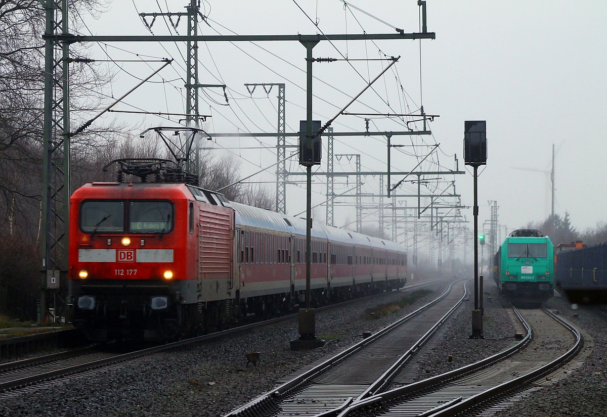 DB 112 177 mit dem SHE nach Hamburg durchfährt mit hohem Tempo Jübek bei Schleswig. Rechts steht die 6185 634 der HLG Bebra. Jübek 09.12.2013