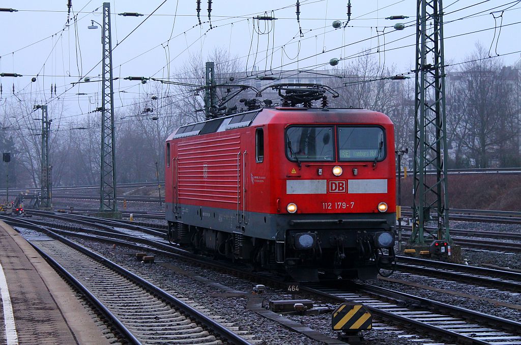 DB 112 179-7 beim umsetzen(Steuerwagen des RE nach Kiel defekt)im Hamburger Hauptbahnhof. 02.03.2013