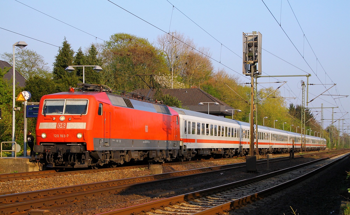 DB 120 103-7(REV/LD X/25.09.13)mit dem IC 2410 aus Köln beim Halt in Schleswig. 25.04.2014