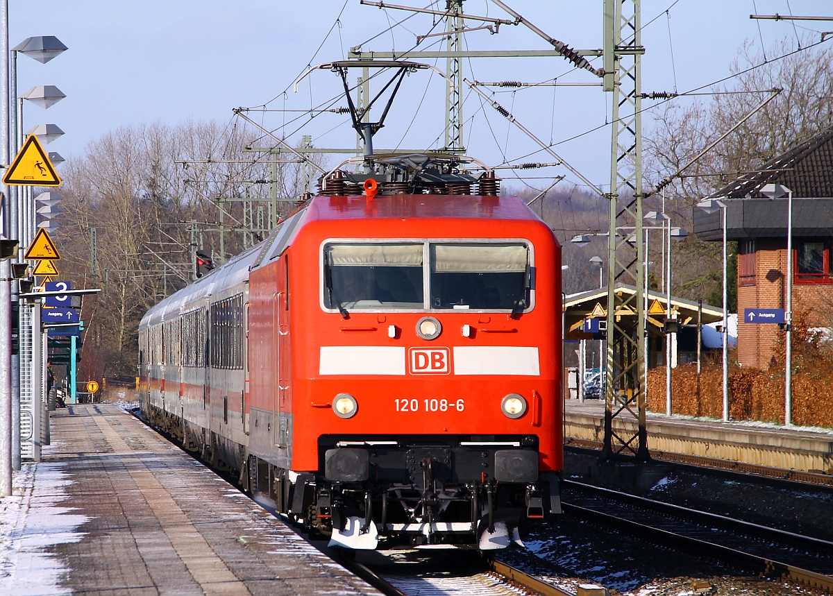 DB 120 108-6(Unt/LDX/02.12.13)verlässt hier mit dem IC 1981 nach München Schleswig. 24.01.2014