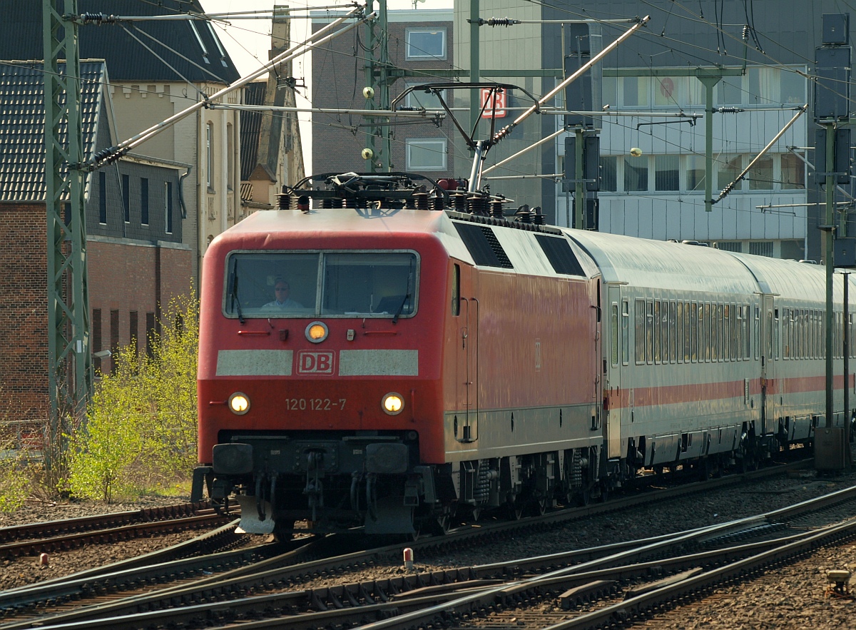 DB 120 122-7 mit Leerpark-IC 78082, Neumünster Pbf, 21.04.2011