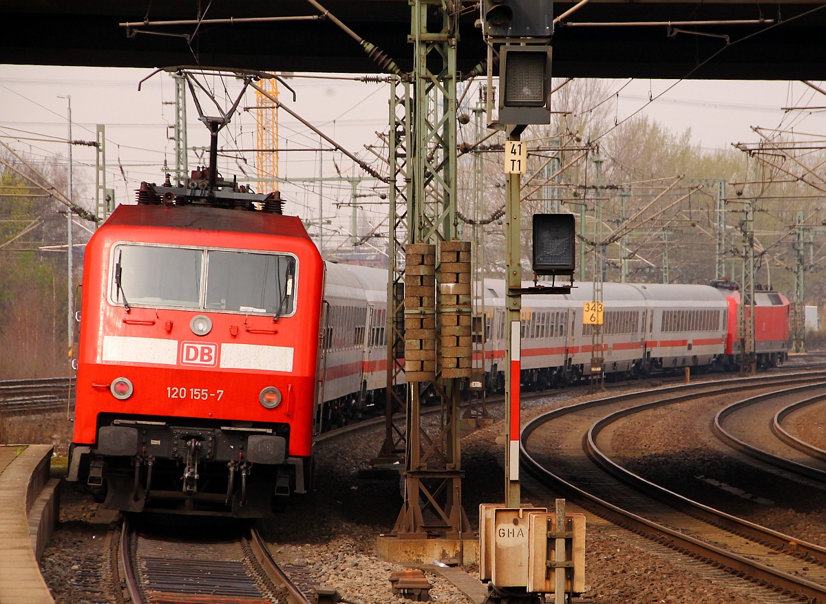 DB 120 141-7 und 155-7 mit dem IC 2900 Ersatzzug für den ICE680 aus München verlassen hier Hamburg-Harburg Richtung Hauptbahnhof. 31.03.2014