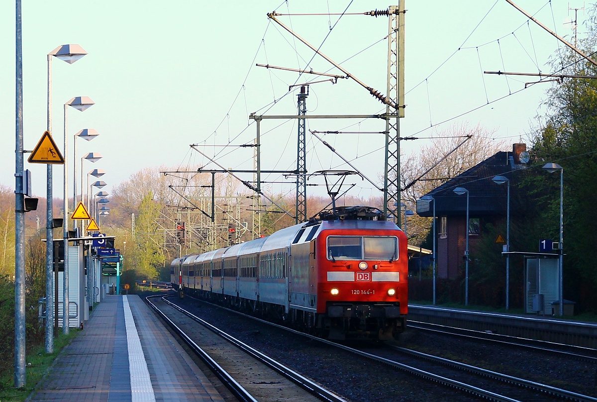 DB 120 144-1 mit dem LeerCNL LNF 13930(Flensburg - Hamburg-Langenfelde)der wegen der Bauarbeiten in Dänemark nur bis Flensburg fährt dann anschliessend als Leerfahrt nach Hamburg und abends gegen 21 Uhr wieder zurück kommt um dann wieder als CNL 472 wieder nach Basel zu fahren. Schleswig 19.04.2014