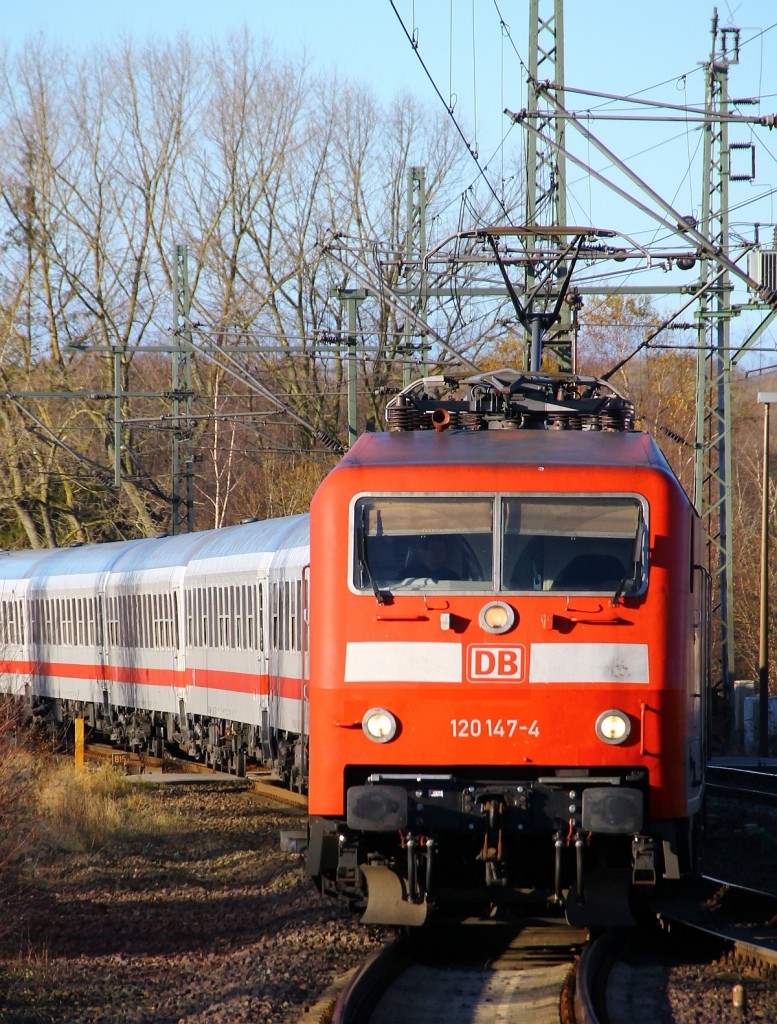 DB 120 147-4(Unt//09.10.13) mit dem IC 2417 nach Köln hat hier Einfahrt in Schleswig. 24.11.2013