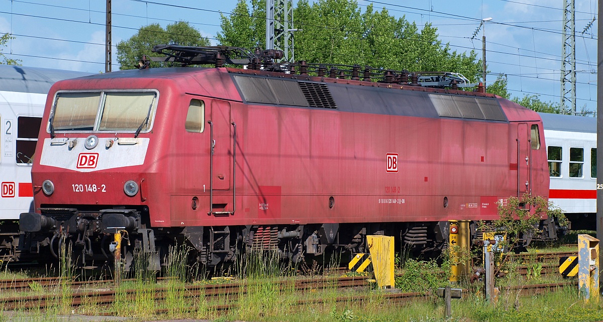 DB 120 148-2 abgestellt im ehemaligen Bw Gelände Flensburg Peelwatt. Dank eines Haltes konnte ich dieses Bild aus dem SH-Express aus aufnehmen. 04.06.2010