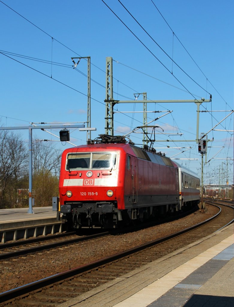 DB 120 159-9(REV/LDX/20.03.07)fungierte am 5.4.12 als Zuglok des IC 2407 von Flensburg nach Köln hier bei der Einfahrt in Neumünster. 