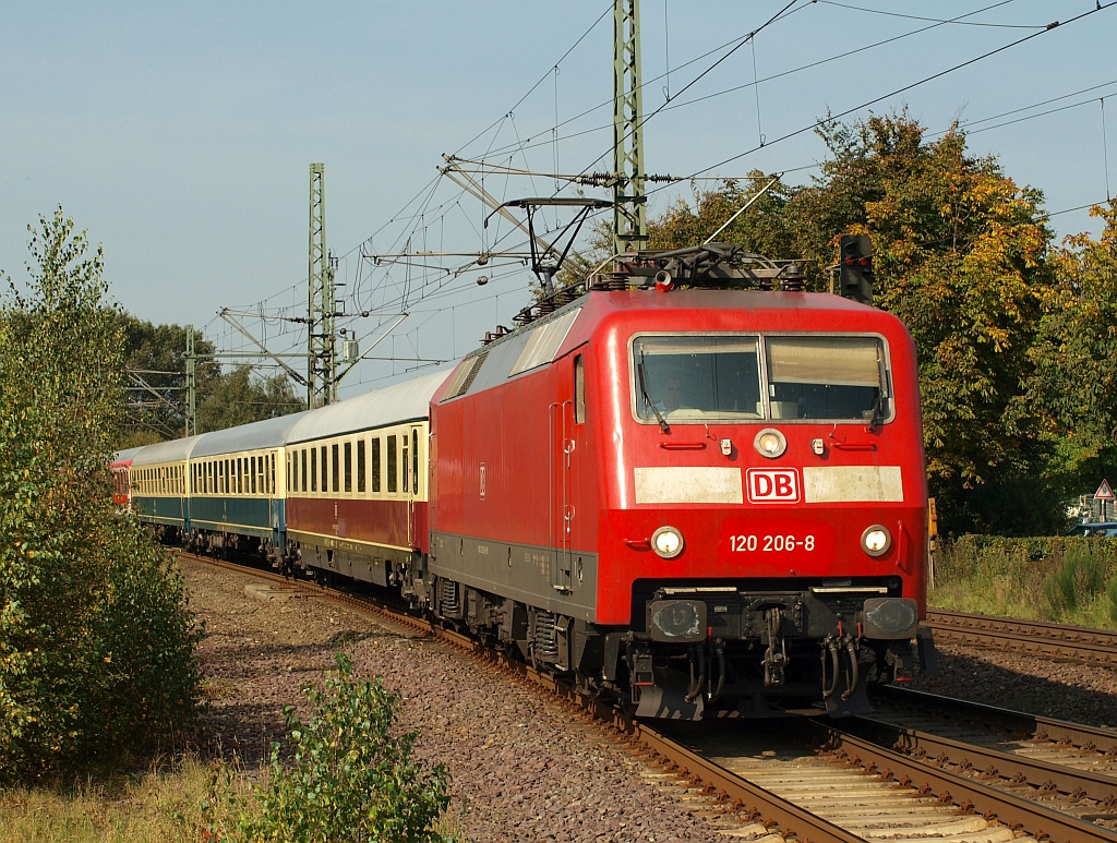 DB 120 206-8 war eine der vielen BR 103-Vertreterinnen die den IC 2410/17 Hanseat zogen, hier wurde sie bei der Einfahrt in den Bhf von Schleswig aufgenommen. 25.09.2011(üaB)