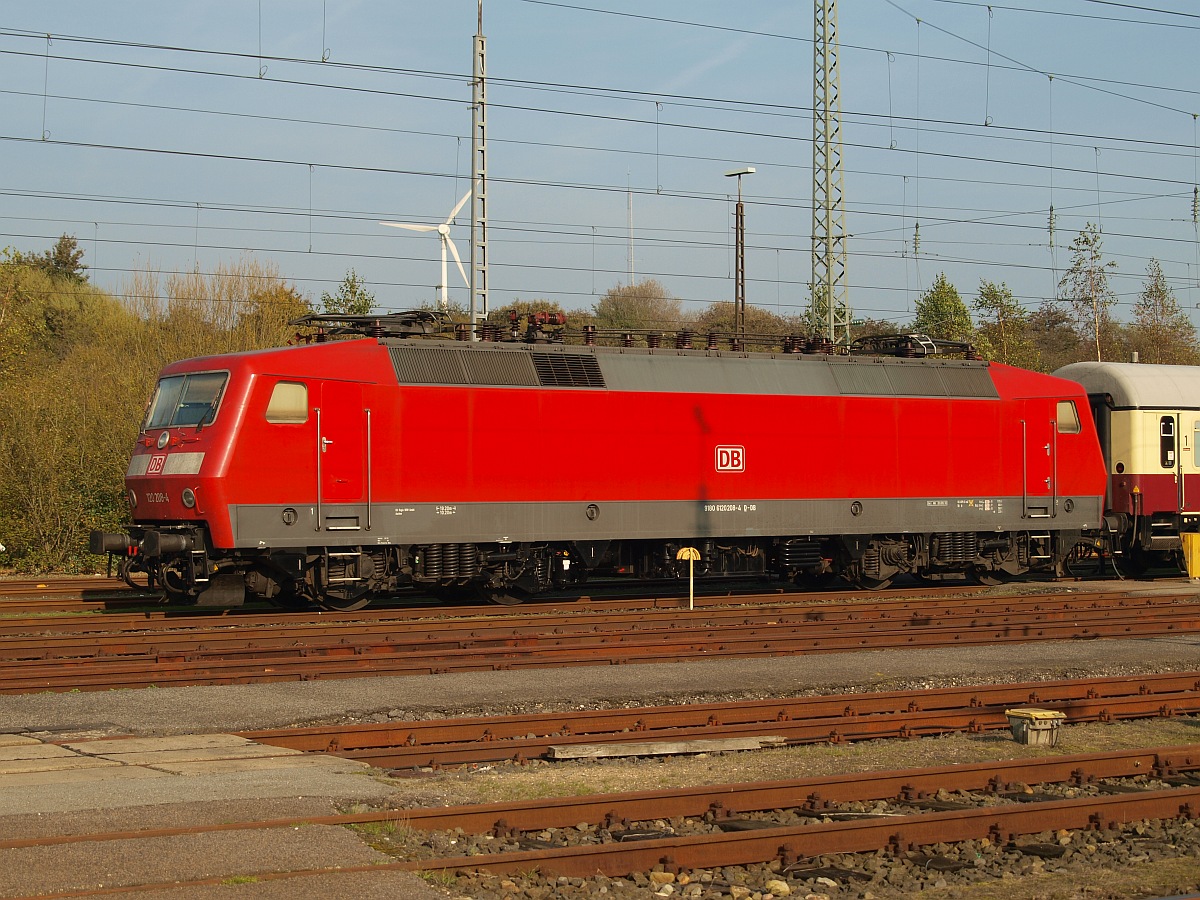 DB 120 208-4 steht mit dem IC 2410/2417 abgestellt in Flensburg-Peelwatt auf dem ehemaligen Bw Flensburg Gelände. Aufnahme entstand aus einem wartenden Ersatz-IC(Bimz Wagen). Flensburg. 02.10.2011