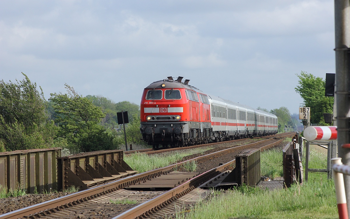 DB 1218 380 und 379 mit IC 2374 nach Westerland, Bongsiel 24.05.2017