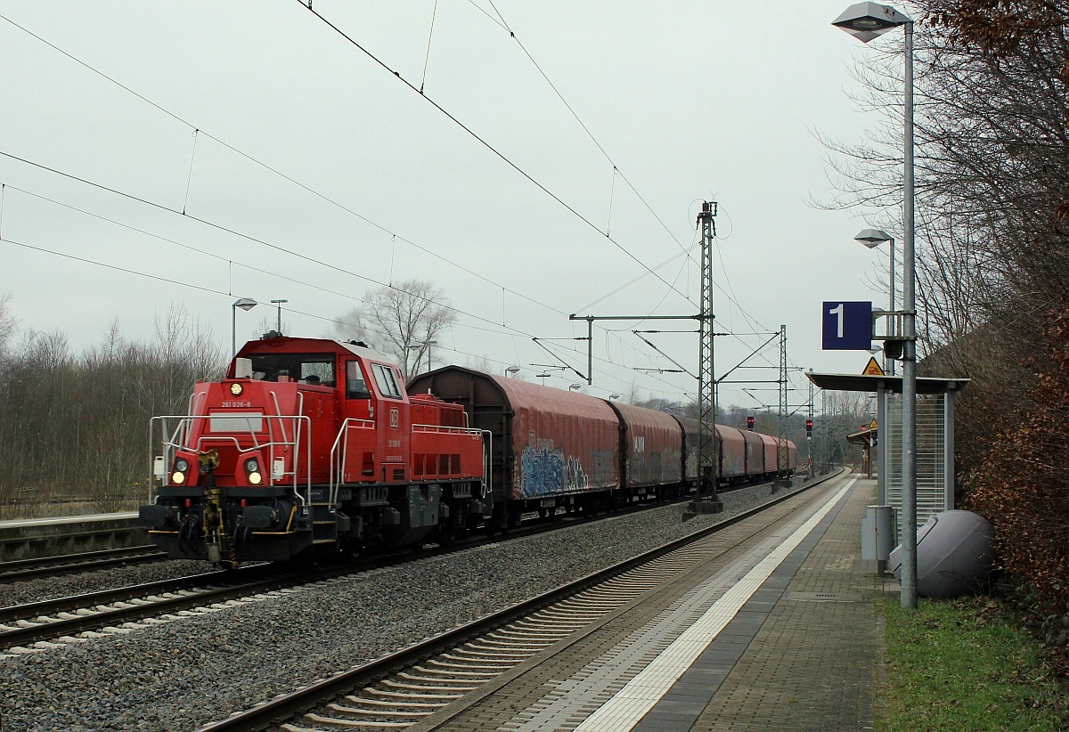 DB 1261 036-8 dieselt hier mit einer Übergabe aus Flensburg-Weiche durch Schleswig nach Neumünster. 19.12.2016