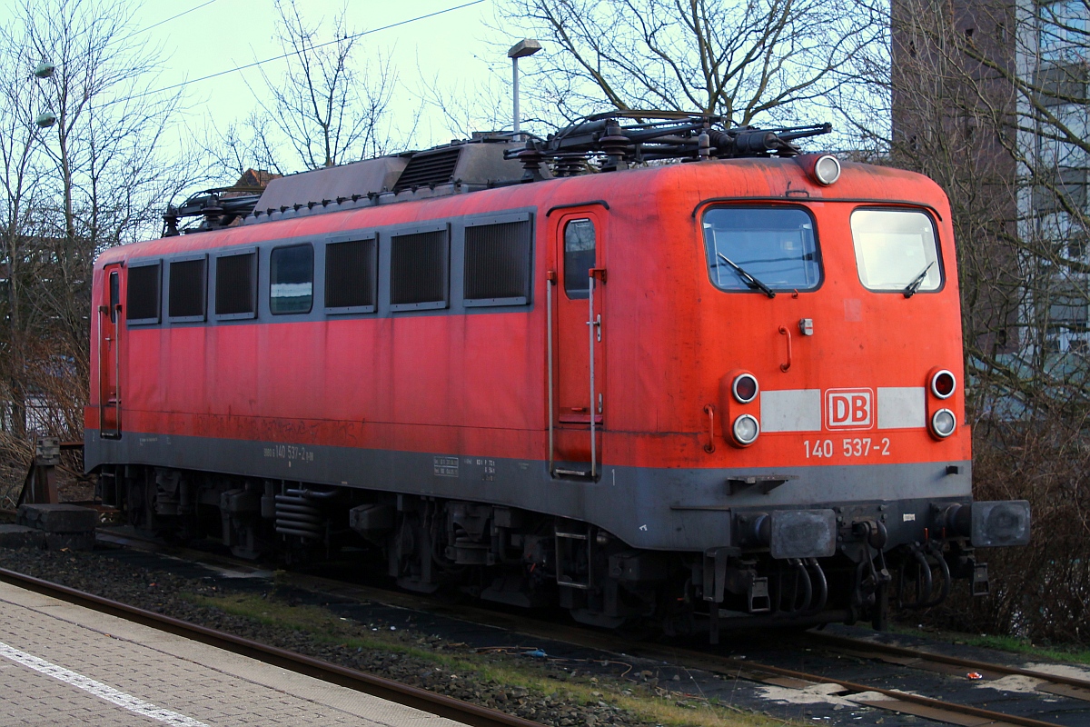 DB 140 537-8(REV/LD X/30.06.08, Verl./BSE/04.05.15)darf noch etwas fahren bis sie hoffentlich nicht beim Bender landet....hier steht sie vorbereitet als Pbz Lok im Bhf Neumünster. 11.03.2015