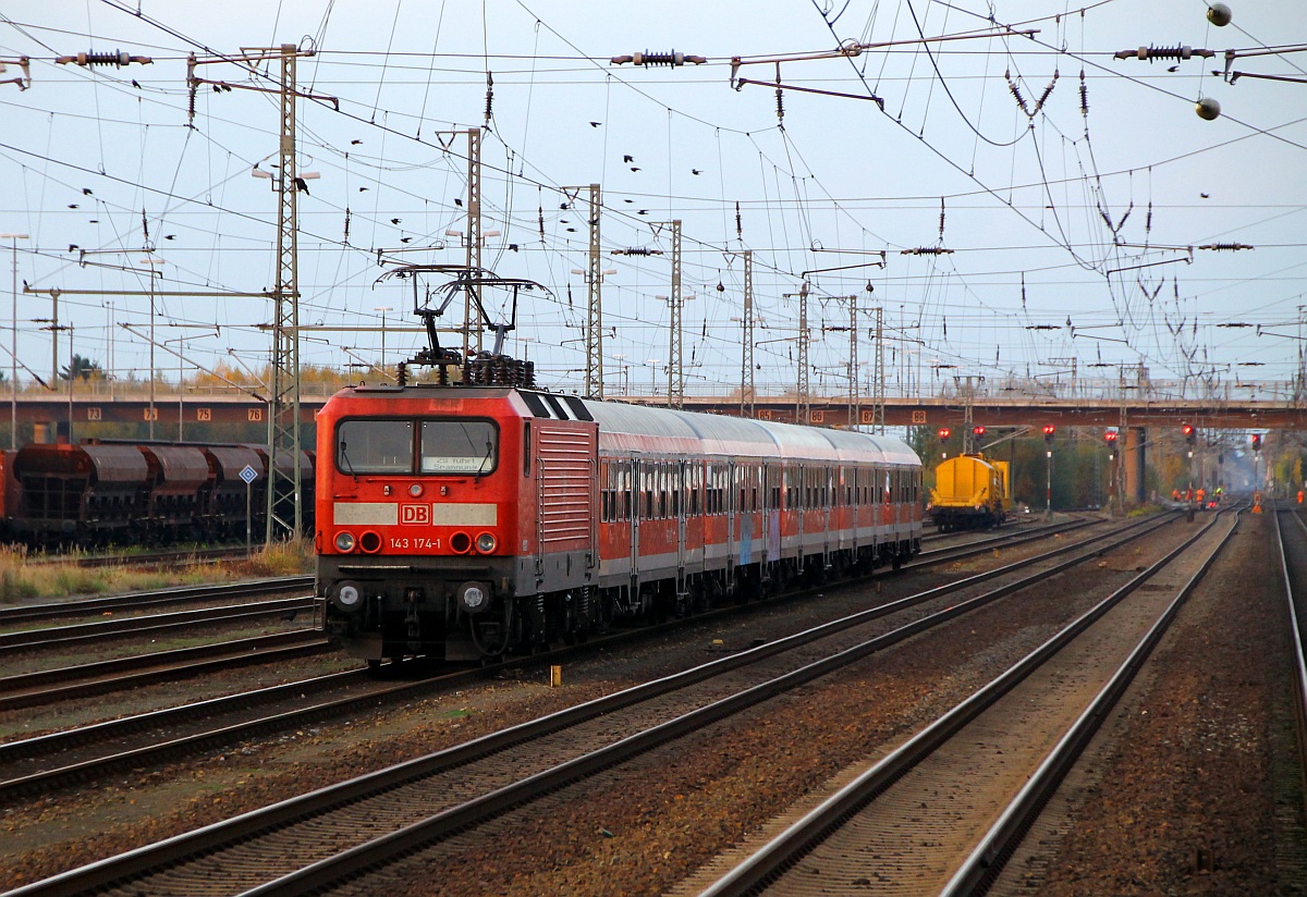 DB 143 174-1 steht mit einer Reserve-RB im Gbf Neumünster. 26.10.2013