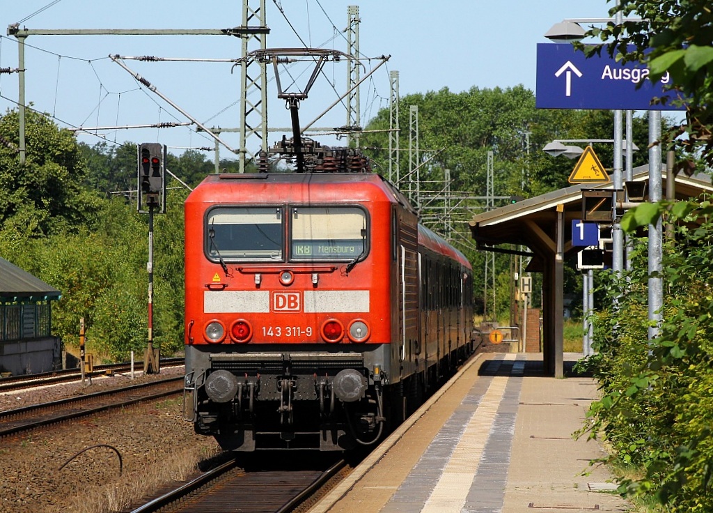 DB 143 311-9 mit einer RB nach Flensburg verlässt gerade Schleswig. 21.07.13