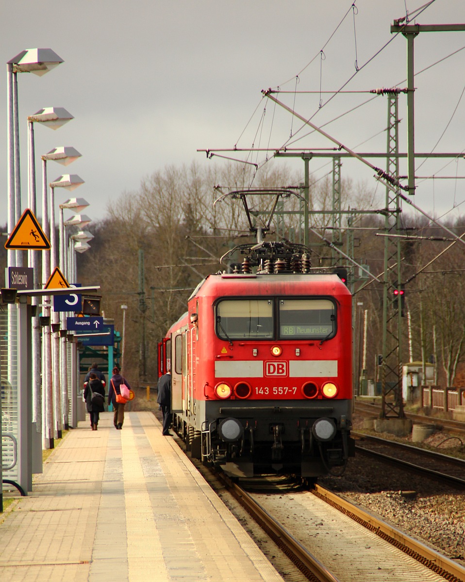 DB 143 557-7 frisch geputzt mit einer RB nach Neumünster kurz vor der Abfahrt in Schleswig. Gruß an den Tf !! 12.03.2012