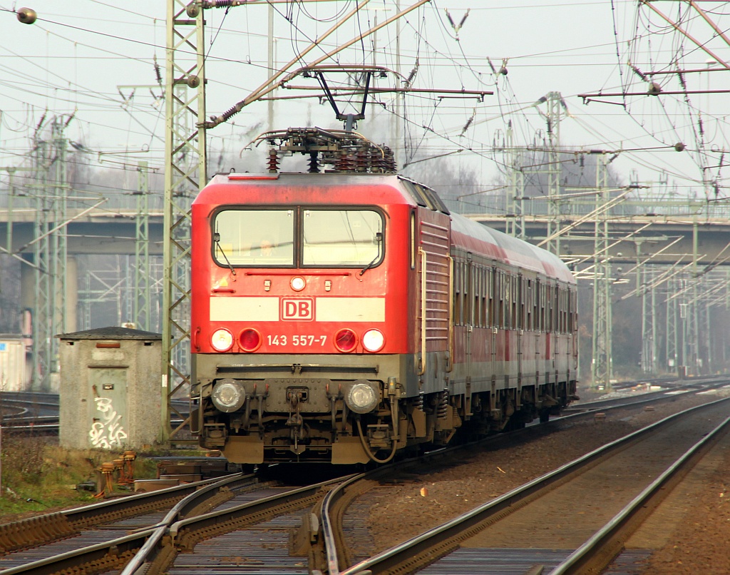 DB 143 557-7 hat hier mit einer RB nach Hamburg Altona Einfahrt in den Bhf Elmshorn. 31.12.2011