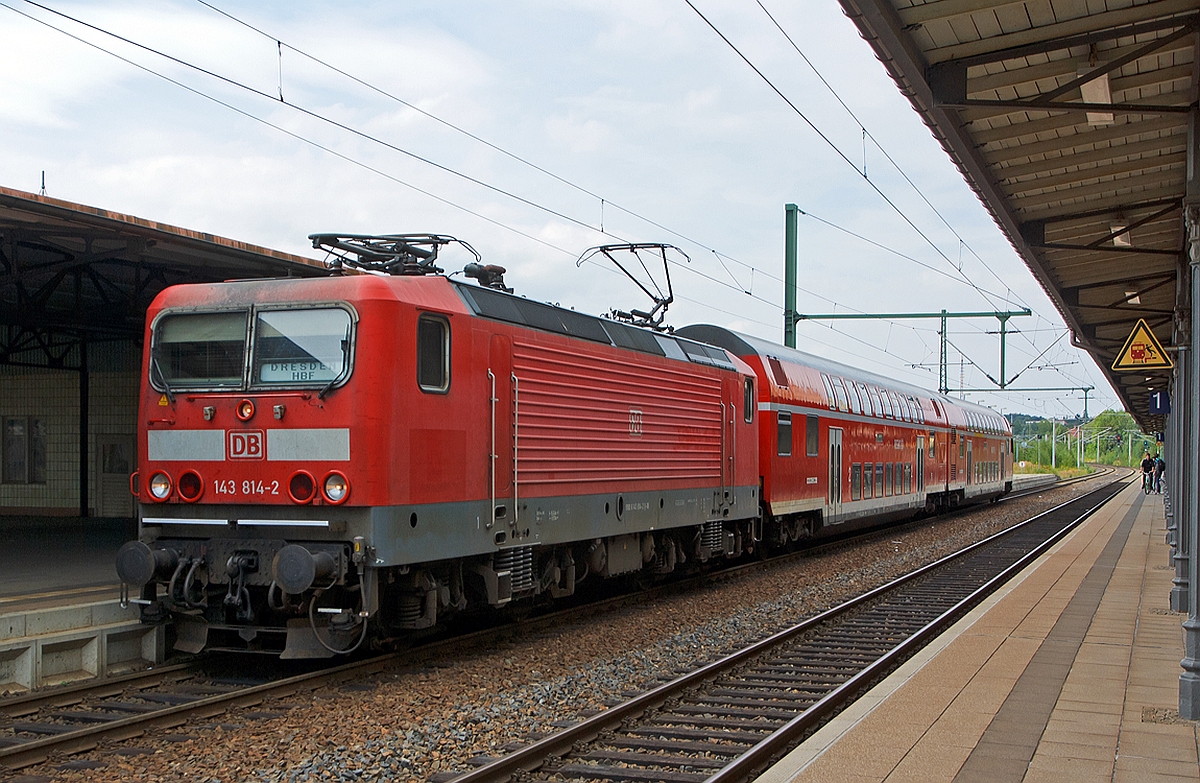 
DB 143 814-2 (ex DR 243 814-1) mit der RB 30 (Zwickau Hbf - Chemnitz Hbf - Dresden Hbf) am 26.08.2013 beim Halt im Bahnhof Freiberg (Sachsen).
 
Die Lok wurde 1988 bei LEW (VEB Lokomotivbau Elektrotechnische Werke Hans Beimler Hennigsdorf) unter der Fabriknummer 20264 gebaut und als DR 243 814-1 an die Deutsche Reichsbahn geliefert, 1992 erfolgte die Umzeichnung in DR 143 814-1 und zum 01.01.1994 in DB 143 814-1.  
Die Lok trägt seit 2007 die NVR-Nummer 91 80 6143 814-2 D-DB und die EBA-Nummer EBA 01C17A 814.


