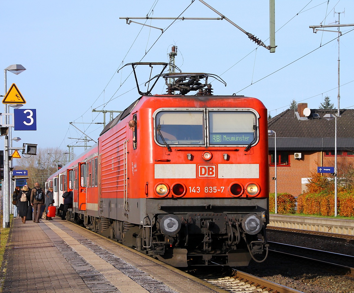 DB 143 835-7 aus Trier(Unt/STR/21.02.12) wird wohl länger in Diensten der DB Regio Nord/Kiel bleiben da ihr komplettes Anschriftenfeld von Trier auf Kiel geändert wurde. Schleswig 17.11.2013