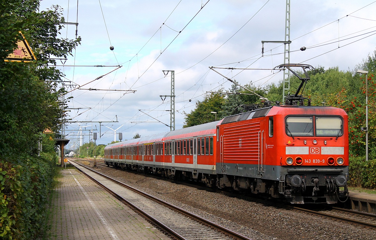 DB 143 839-9 mit einem auf dieser Strecke nicht üblichen 5er Wagenpark verlässt gerade den Bhf Jübek Richtung Flensburg. 04.09.2013