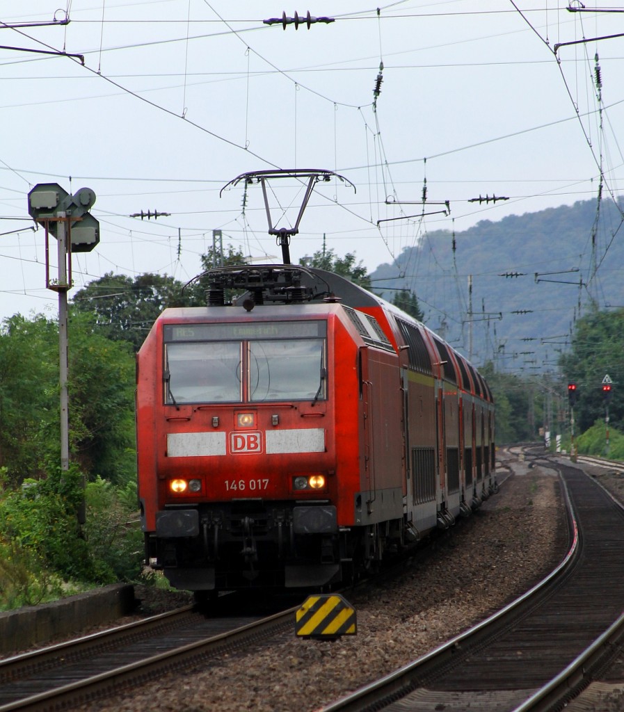 DB 146 017 mit dem RE 5 nach Emmerich rauscht hier durch Brohl am Rhein. 15.09.2013
