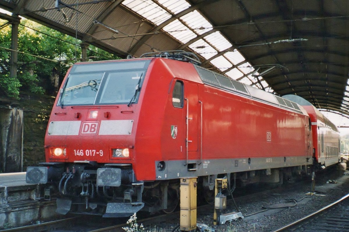 DB 146 017 steht am 20 Mai 2006 in Aachen Hbf. 