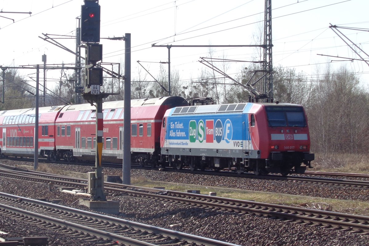 DB 146 017 verlässt Pirna am 7 April 2018.