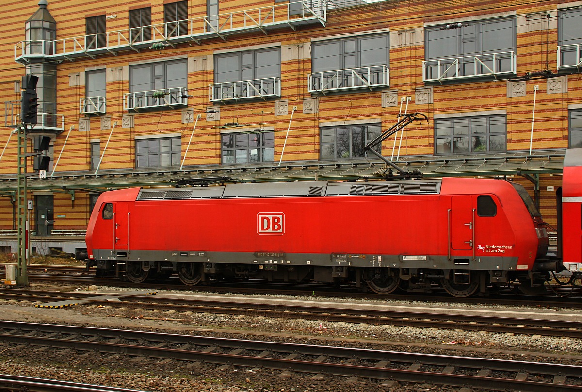 DB 146 127-6 schiebt hier einen RE nach Norddeich in den Bremer Hbf. 03.03.12