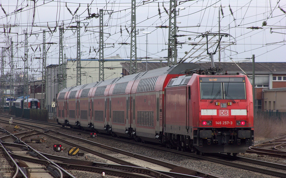 DB 146 257-3 mit dem RE70 nach Kiel verlässt hier Neumünster. 19.03.2023
