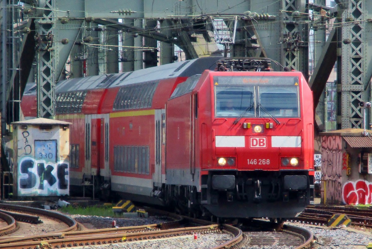 DB 146 268 treft -vom Hohenzollern-Brücke kommend- in Köln Hbf ein am 27 April 2018.