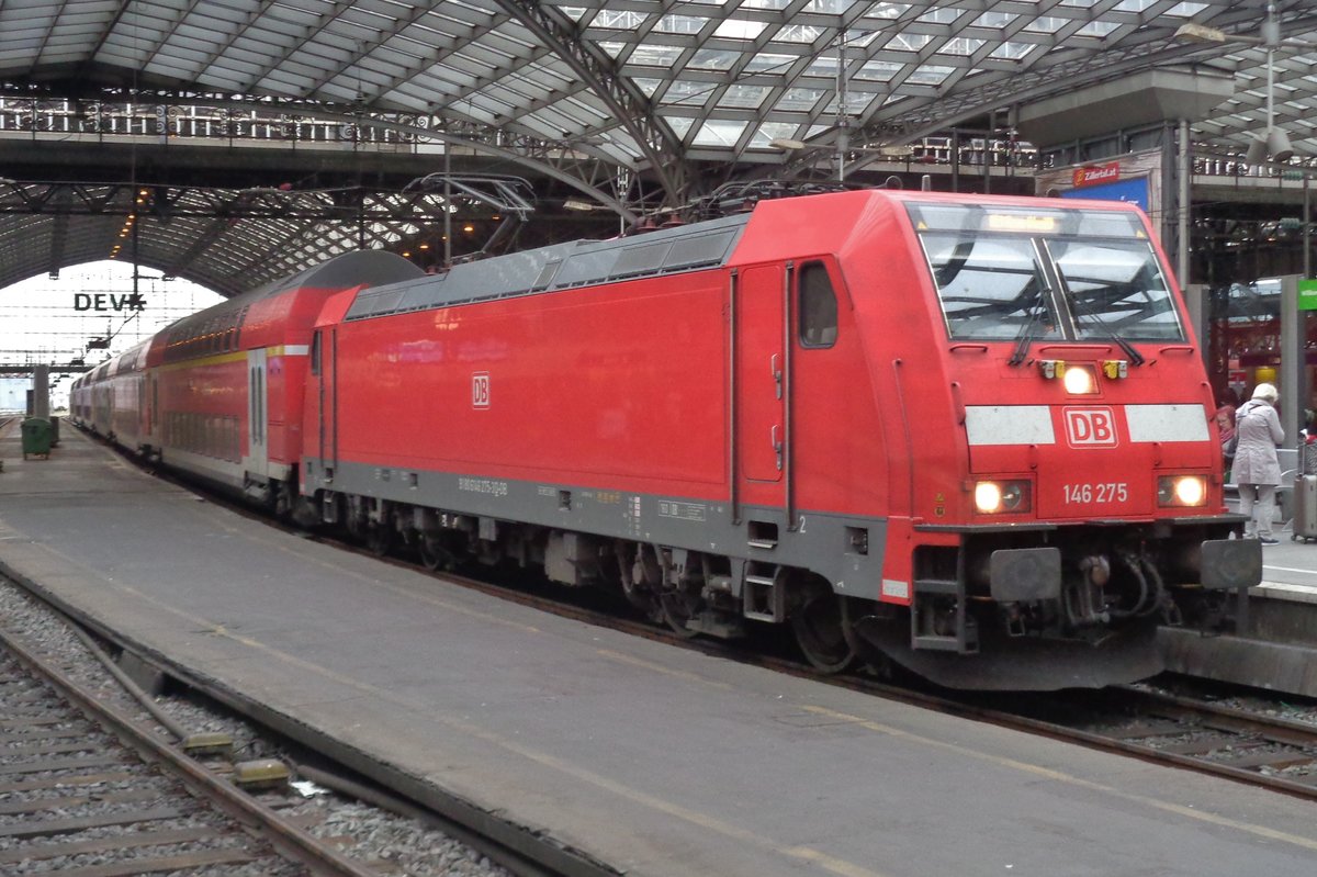 DB 146 275 treft am 4 Oktober 2017 in Köln Hbf ein.