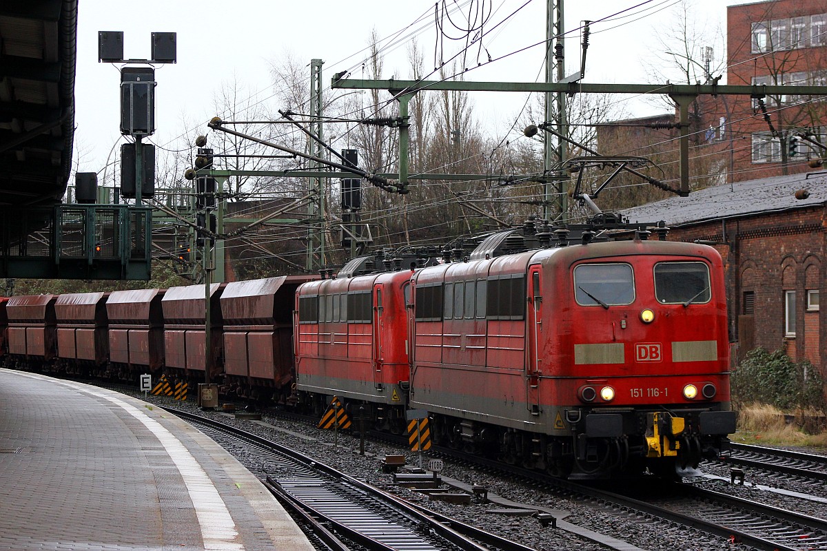 DB 151 116-1(Unt/LD X/08.05.09)und 110-4(Unt/LD X/23.10.08, Verl/AM 9/10.10.15)mit Erz-Pendel aufgenommen bei einem kurzen Halt in HH-Harburg. 01.04.2015