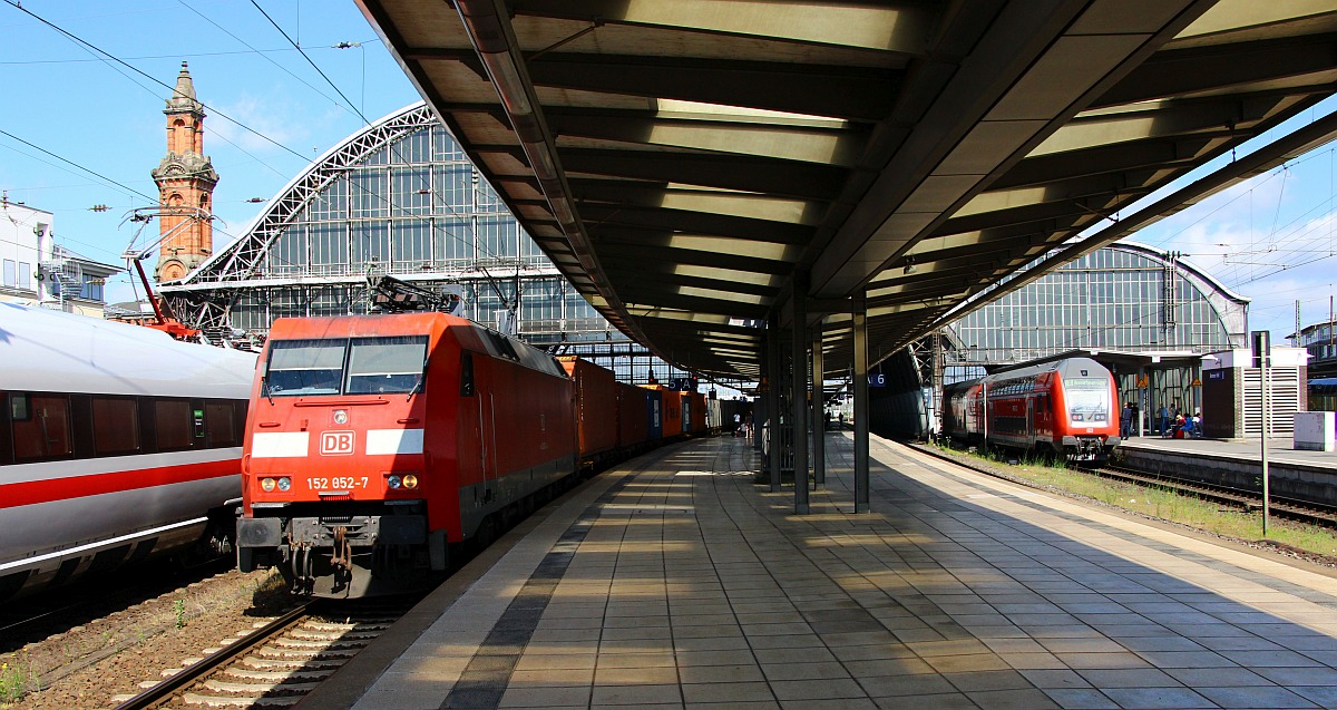 DB 152 052-7 mit Containerzug muss wegen dem Liegenbleiber direkt am Bahnsteig durch den Bremer Hbf fahren. 11.06.2022