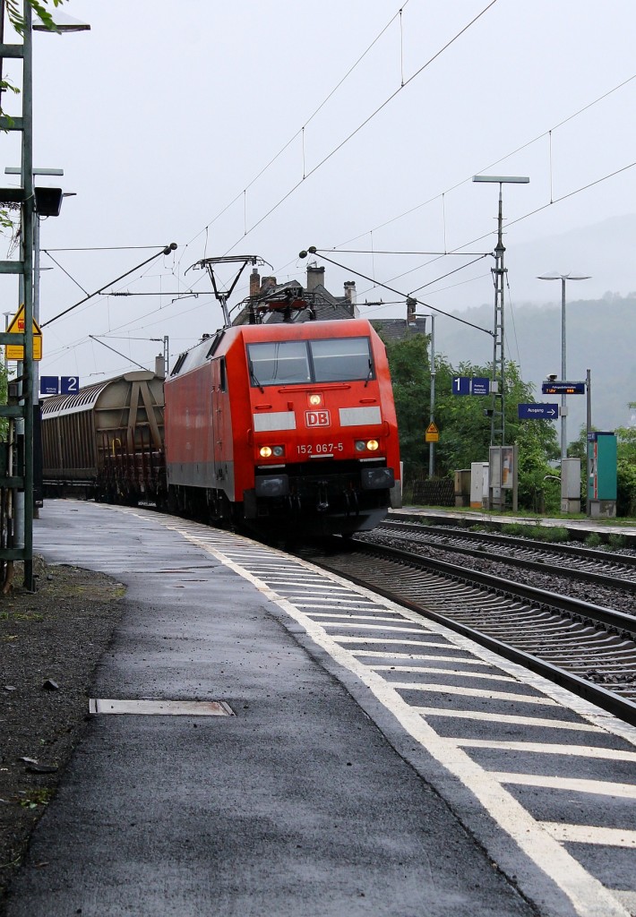 DB 152 067-5 rumpelt hier mit einem Mischer durch Lorchhausen am Rhein. 14.09.2013