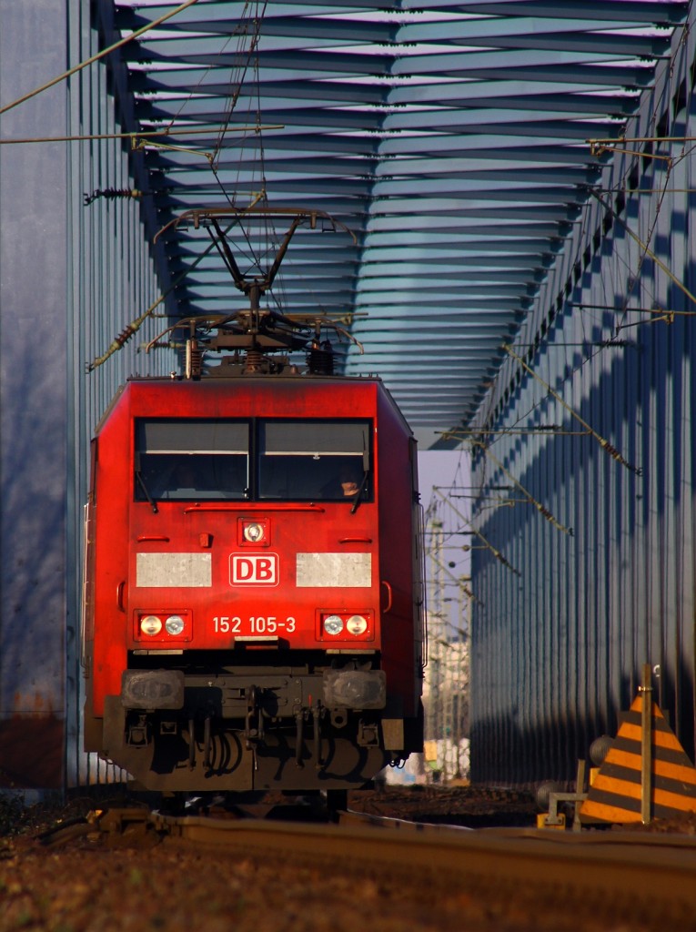 DB 152 105-3 festgehalten während der Durchfahrt der Süderelbbrücke/Hamburg. 06.02.2015