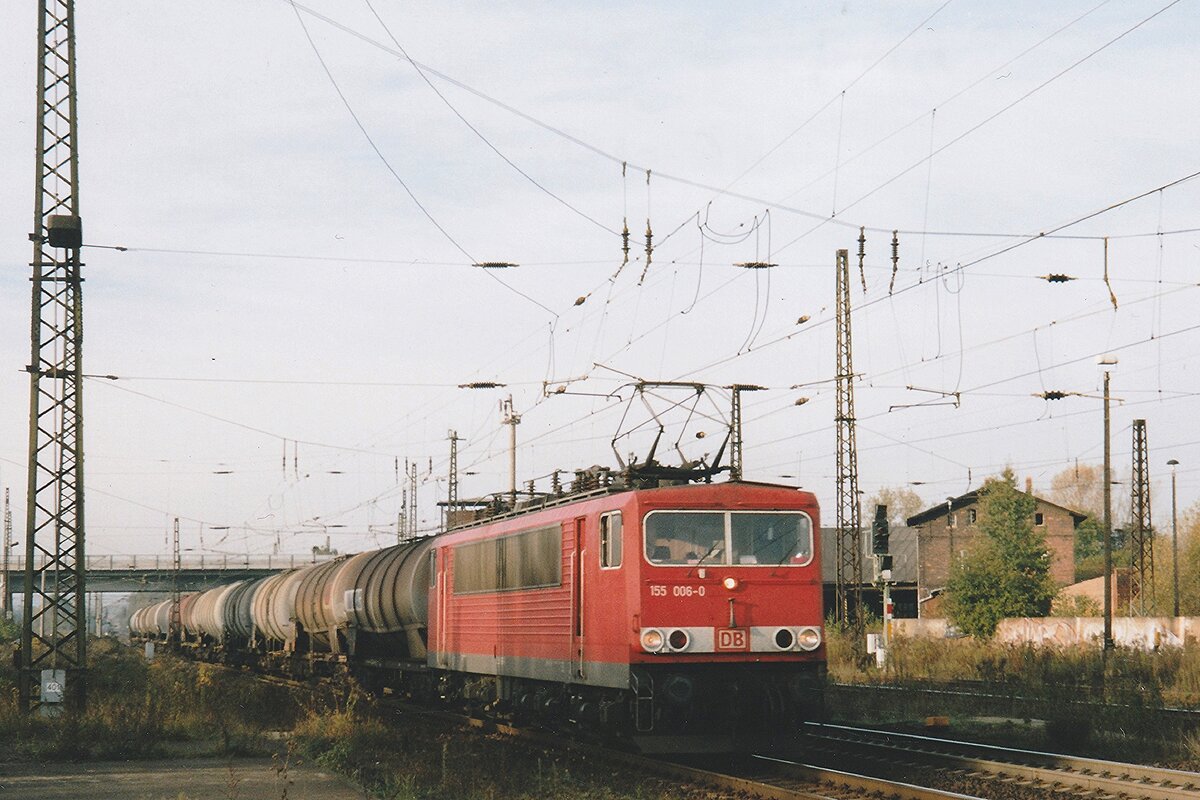 DB 155 006 zieht ein Kesselzug durch Naumburg (Saale) am 12 September 2005.