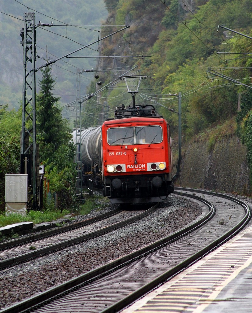 DB 155 087-0 hat hier mit einem Öler am Haken Durchfahrt in Lorchhausen am Rhein. 14.09.2013