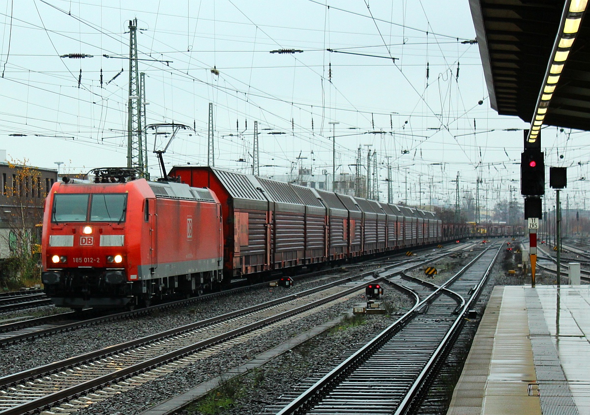 DB 185 012-2 rumpelt hier mit einem leeren Autotransportzug durch den Bremer Hbf. 03.12.2011(üaVinG)