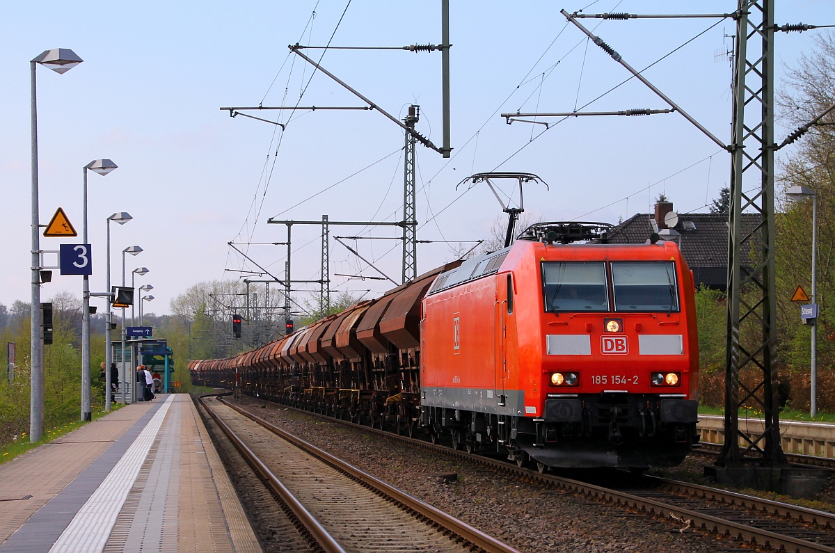 DB 185 154-2 kam mit einem 55 Waggons zählenden Tds Ganzzug(GC 62492)aus Flensburg-Weiche durch Schleswig gefahren. 21.04.2014