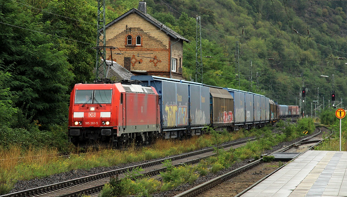 DB 185 261-5 mit H und Hbb(ll)ins Wagen in Kaub. 15.09.2021