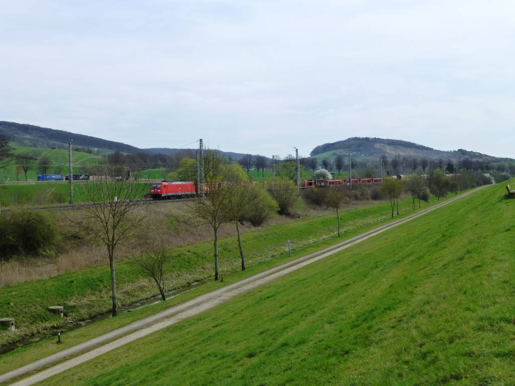 DB 185 296 mit einem Gterzug bei Salzderhelden and der Leine, 31.3.17