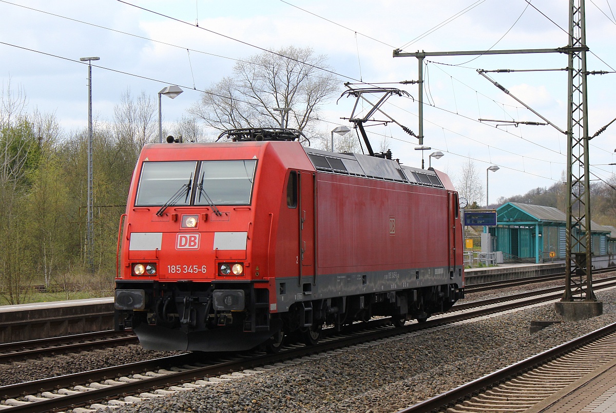 DB 185 345-6 hatte ne gute Stunde zuvor einen Schüttgutwagen-Ganzzug nach Padborg/DK gebracht. Hier fährt sie solo durch Schleswig gen Hamburg. 19.04.2017