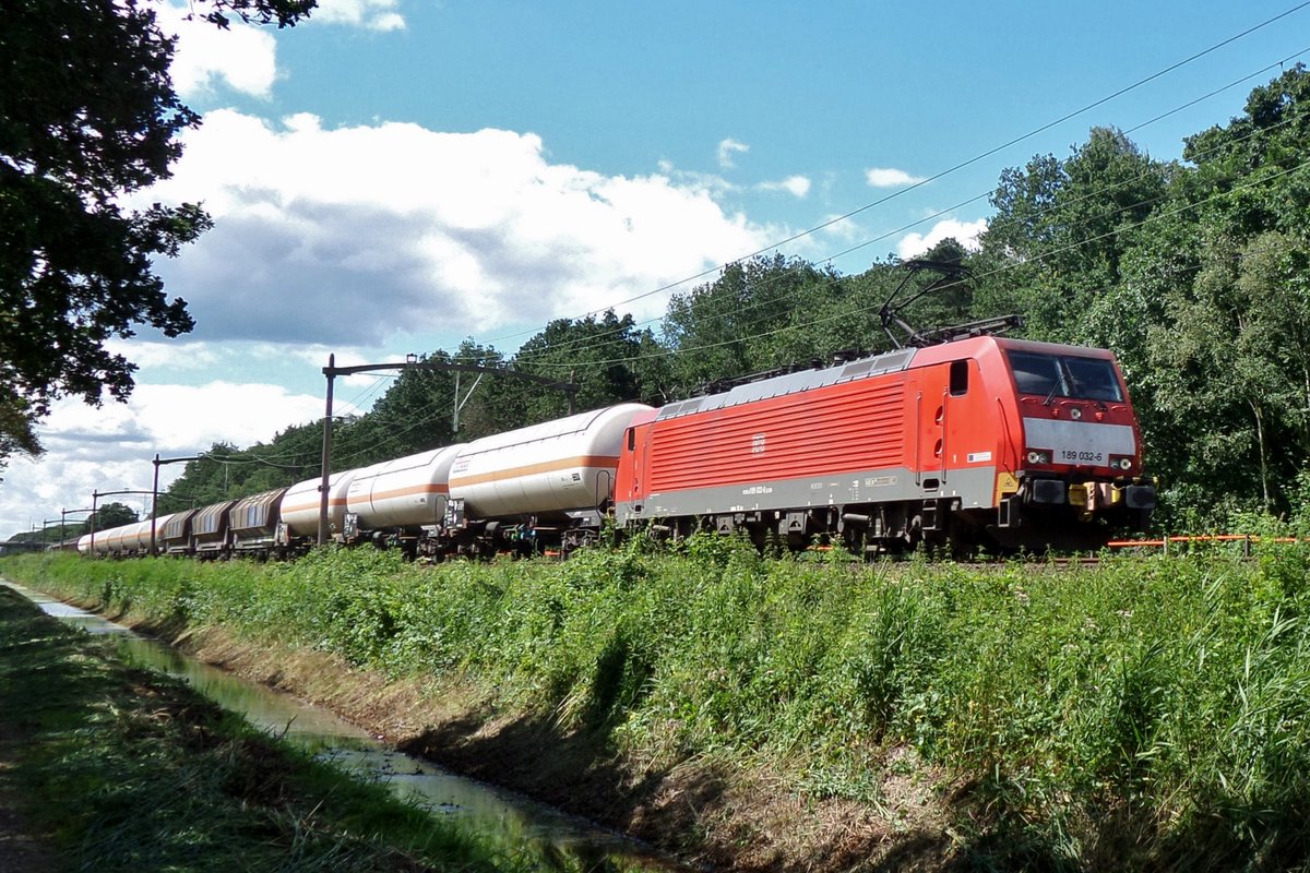 DB 189 032 mit Kontrastfach (Latz) passiert am 26 Augustus 2016 Tilburg Oude Warande. 