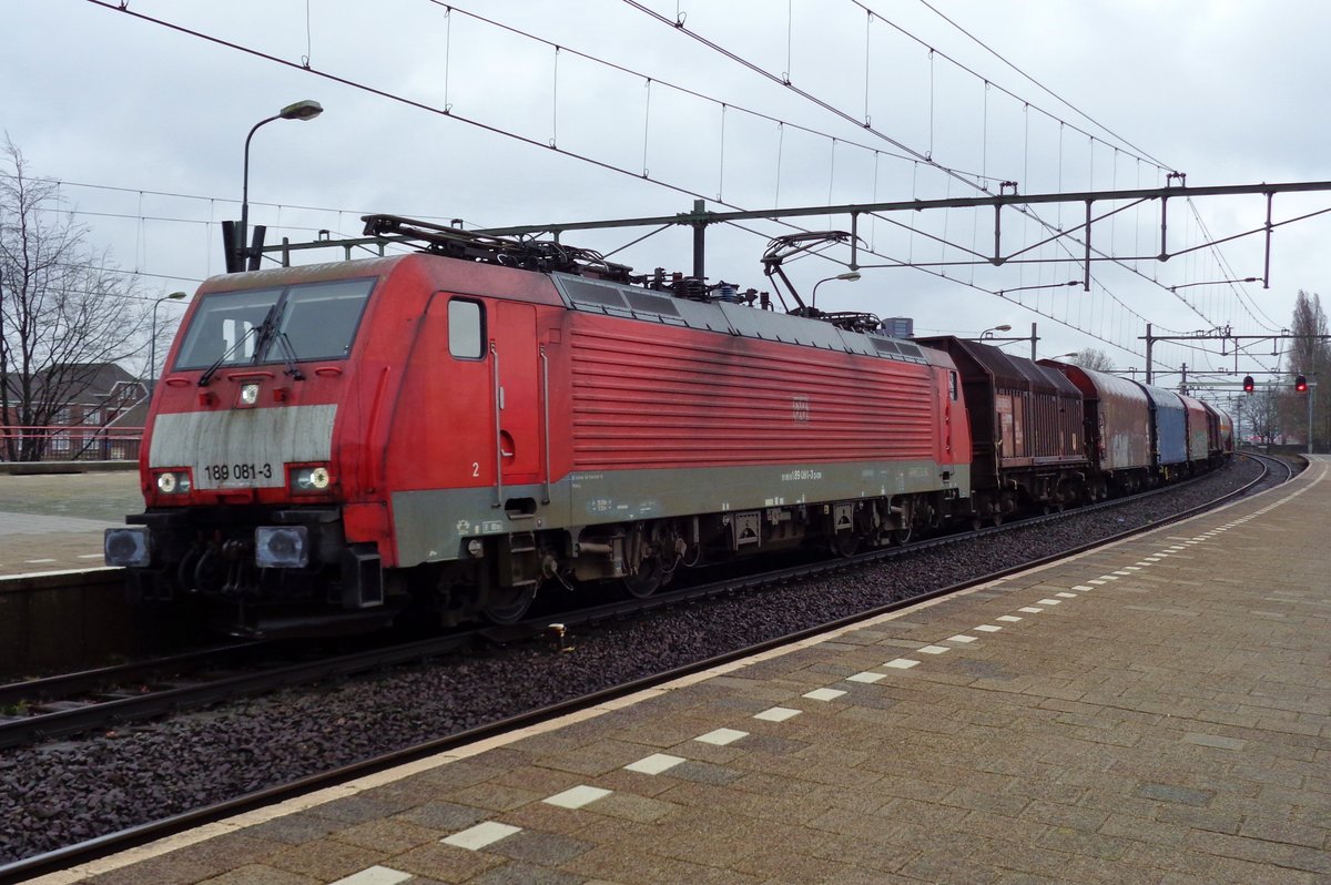 DB 189 081 legt sich mit ein Stahlzug in die Kurve in Blerick am 18 März 2017.