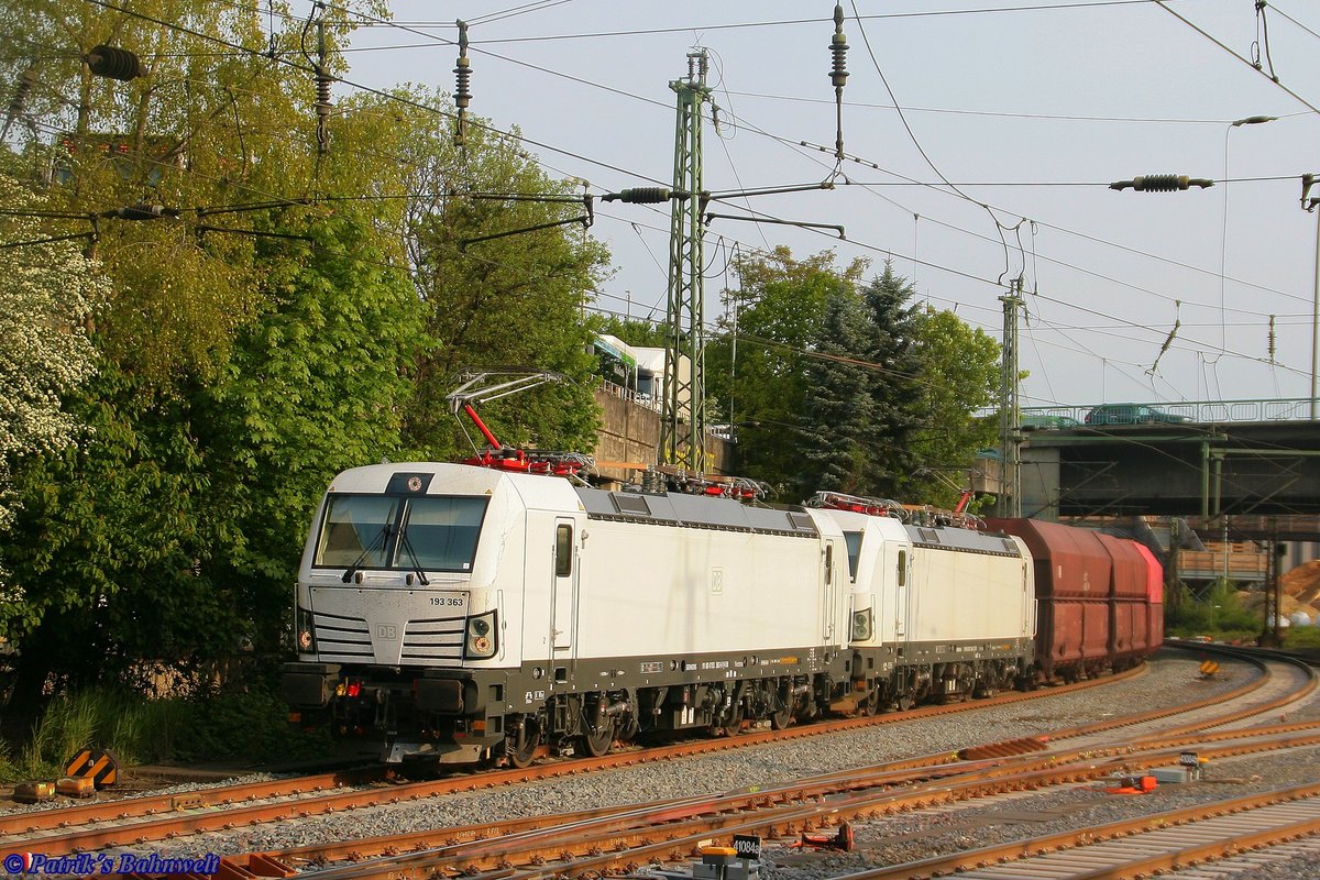 DB 193 363 + DB 193 364 mit Kohlewagenzug
am 08.05.2019 in Hamburg-Harburg