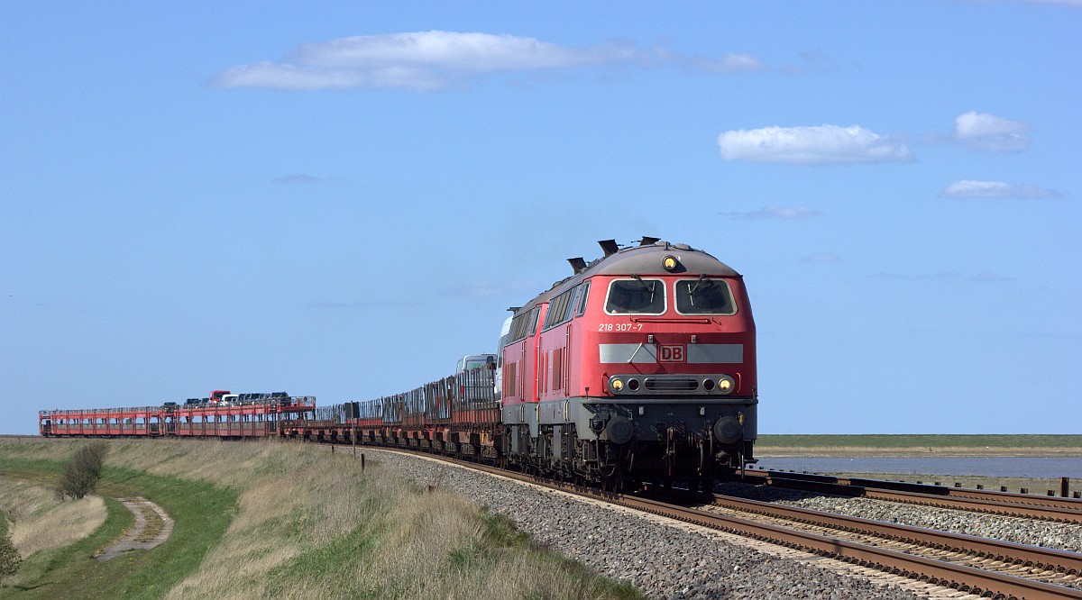 DB 218 307 und 345 mit SyltShuttle nach Niebll, Standort Wiedingharder Neuer Koog. 19.04.2020