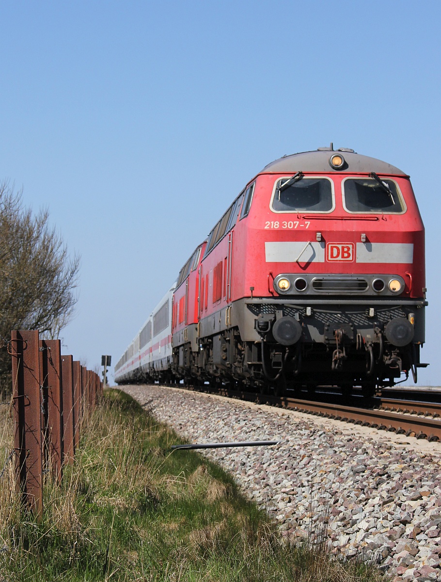 DB 218 307 und 380 mit IC 2215 auf dem Weg nach Niebüll. Dreieckskoog 18.04.2021