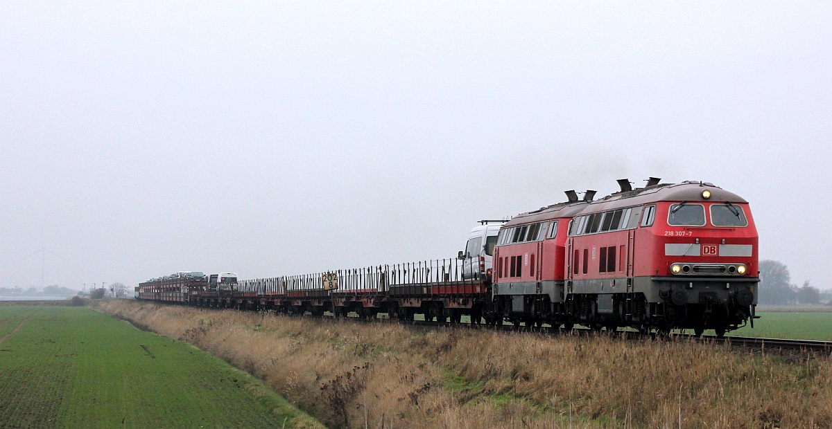 DB 218 307 und 385 mit AS nach Westerland. Bü Triangel 13.12.2020